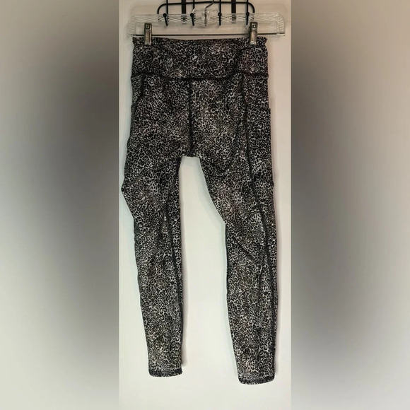 Evolution and Creation (EVCR.com) 7/8 leopard leggings hip pockets seamed sz Sm - Picture 5 of 5
